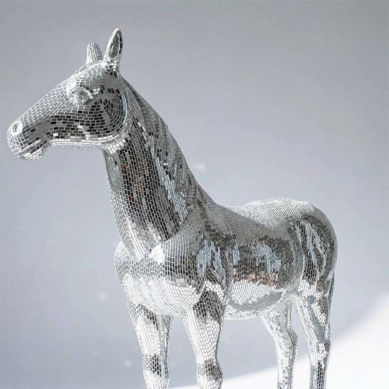 232 X 61 X 206cm Horse Sculpture Copper Coin Floor Standing Fiberglass Horse Statue